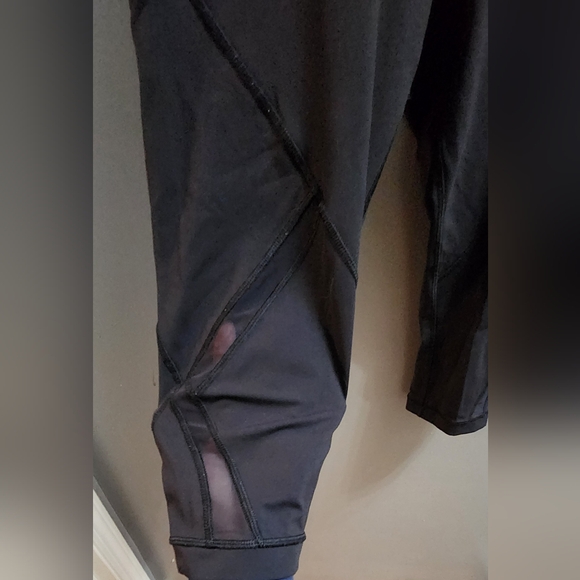 Lululemon cropped leggings with mesh detail - Picture 2 of 6